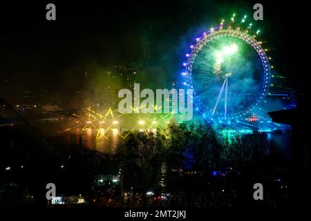 I festeggiamenti di Capodanno al Whitehall Court sul tetto illuminano lo skyline di Londra, riflettendo il London Eye e lo skyline del Tamigi con fuochi d'artificio. Londra, Regno Unito. Foto Stock