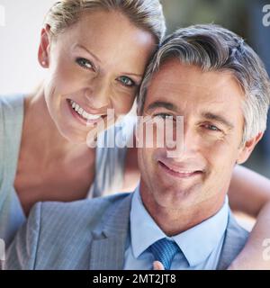 Hanno Unito i talenti per un rapporto riuscito. Ritratto di una coppia matura sorridente di affari. Foto Stock