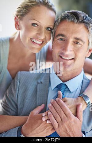 Dietro ogni uomo c'è una grande donna. Ritratto di una coppia matura sorridente di affari. Foto Stock