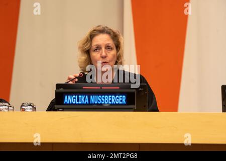 NEW YORK, NEW YORK - GENNAIO 31: Il giudice Angelica Nussberger, ex vicepresidente della Corte europea dei diritti dell'uomo, Pronuncia il verdetto in occasione di un evento speciale "International Mock Trial on Human Rights" in occasione della Giornata Internazionale della Commemorazione in memoria delle vittime dell'Olocausto (27 gennaio) presso la sede delle Nazioni Unite di New York il 31 gennaio 2023 a New York City. I partecipanti, studenti di diversi paesi, interrogano le azioni e le responsabilità di Ernst Rüdin, il cosiddetto padre dell'igiene razziale nazista. Foto Stock