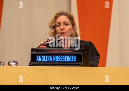 NEW YORK, NEW YORK - GENNAIO 31: Il giudice Angelica Nussberger, ex vicepresidente della Corte europea dei diritti dell'uomo, Pronuncia il verdetto in occasione di un evento speciale "International Mock Trial on Human Rights" in occasione della Giornata Internazionale della Commemorazione in memoria delle vittime dell'Olocausto (27 gennaio) presso la sede delle Nazioni Unite di New York il 31 gennaio 2023 a New York City. I partecipanti, studenti di diversi paesi, interrogano le azioni e le responsabilità di Ernst Rüdin, il cosiddetto padre dell'igiene razziale nazista. Foto Stock