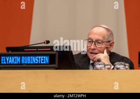 NEW YORK, NEW YORK - GENNAIO 31: L'onorevole Judge Elyakim Rubinstein, ex Vice Presidente della Corte Suprema israeliana, pronuncia il verdetto in occasione di un evento speciale "processo internazionale delle zattere sui diritti umani" in occasione della Giornata internazionale di commemorazione delle vittime dell'Olocausto (27 gennaio) presso la sede centrale delle Nazioni Unite di New York il 31 gennaio 2023 a New York City. I partecipanti, studenti di diversi paesi, interrogano le azioni e le responsabilità di Ernst Rüdin, il cosiddetto padre dell'igiene razziale nazista. Foto Stock