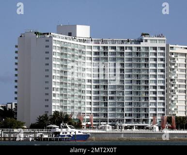 Vista esterna del lussuoso Mondrian Hotel, dove i ragazzi britannici JLS (Jack the Lad Swing) soggiornano durante la loro meritata vacanza dopo il loro tour dell'arena nel Regno Unito. L'ampio hotel, dove vive attualmente la cantante britannica Craig David, offre spettacolari vedute della Baia di Biscayne ed e' a soli pochi minuti dalla scena di South Beach. JLS, il cui nuovo singolo Eyes Wide Shut con Tinie Tempah sarà pubblicato il giorno di San Valentino, ha recentemente annunciato che inizierà un nuovo tour nel Regno Unito a giugno con la cantante Olly Murs. Miami, Florida. 02/06/11. Foto Stock