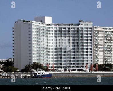 Vista esterna del lussuoso Mondrian Hotel, dove i ragazzi britannici JLS (Jack the Lad Swing) soggiornano durante la loro meritata vacanza dopo il loro tour dell'arena nel Regno Unito. L'ampio hotel, dove vive attualmente la cantante britannica Craig David, offre spettacolari vedute della Baia di Biscayne ed e' a soli pochi minuti dalla scena di South Beach. JLS, il cui nuovo singolo Eyes Wide Shut con Tinie Tempah sarà pubblicato il giorno di San Valentino, ha recentemente annunciato che inizierà un nuovo tour nel Regno Unito a giugno con la cantante Olly Murs. Miami, Florida. 02/06/11. Foto Stock