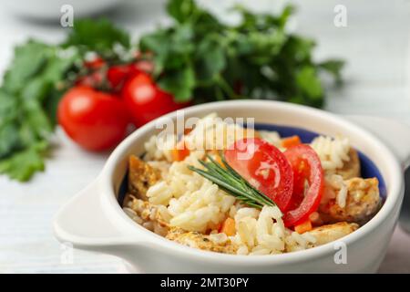 Delizioso risotto di pollo servito in ciotola, primo piano Foto Stock