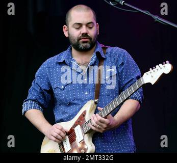 La band britannica Morcheeba, rock, rhythm and blues, suona dal vivo sul palco durante il quarto giorno del Big Chill Festival 2010, che si tiene presso l'Eastnor Castle Deer Park vicino a Ledbury. La cantante principale Skye Edwards sembrava prendere swigs da una bottiglia di vodka mentre sul palco e indossava una treccia molto bella nei suoi capelli e indossava un divertente vestito rosso piuma. Herefordshire, Regno Unito. 08/08/10. Foto Stock