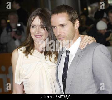 L'attore Alessandro Nivola e la moglie, l'attrice Emily Mortimer, arrivano alla prima di 'Janie Jones' sul tappeto rosso che si tiene a Roy Thomson Hall durante il Toronto International Film Festival 35th. Toronto, ONTARIO. 09/17/10. Foto Stock