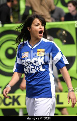 Michelle Rodriguez sul campo durante la partita di calcio di Coppa del mondo 'Rock N' Gol' di MTV Tr3s. Carson, California. 03/31/10. Foto Stock