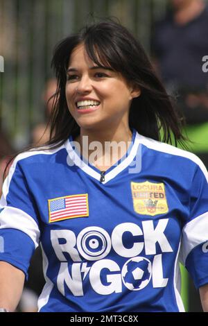 Michelle Rodriguez sul campo durante la partita di calcio di Coppa del mondo 'Rock N' Gol' di MTV Tr3s. Carson, California. 03/31/10. Foto Stock