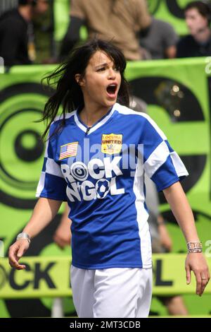 Michelle Rodriguez sul campo durante la partita di calcio di Coppa del mondo 'Rock N' Gol' di MTV Tr3s. Carson, California. 03/31/10. . Foto Stock