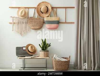 Scala decorativa in legno, panca e pianta a casa. Idea per il design degli  interni Foto stock - Alamy