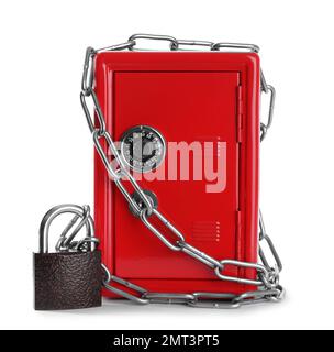 Cassaforte in acciaio rosso con catena e lucchetto isolati su bianco Foto Stock