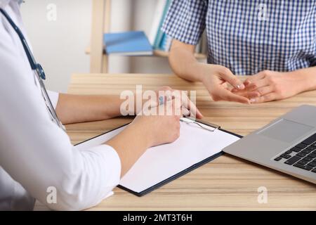 Medico di consulenza paziente in clinica, primo piano. Servizio medico Foto Stock