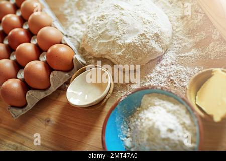 Mantenere la calma e cuocere. Inquadratura ad angolo alto di un gruppo di ingredienti su un bancone da cucina. Foto Stock