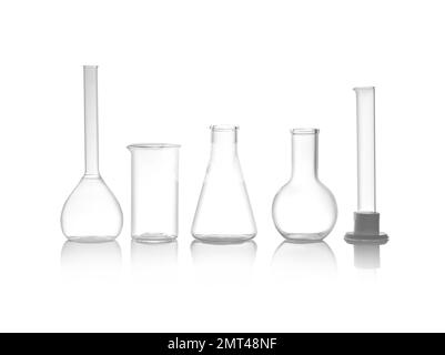 Pulire la vetreria vuota da laboratorio isolata su bianco Foto Stock