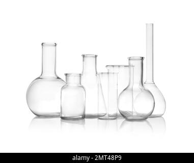 Pulire la vetreria vuota da laboratorio isolata su bianco Foto Stock