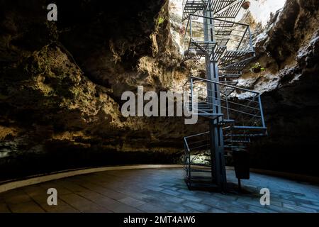 Bella architettura del vulcano più piccolo del mondo - Cuexcomate geyser a Puebla, Messico. Foto Stock