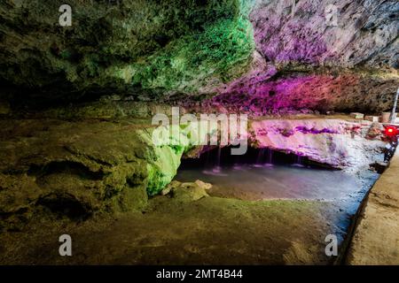 Bella architettura del vulcano più piccolo del mondo - Cuexcomate geyser a Puebla, Messico. Foto Stock