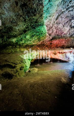 Bella architettura del vulcano più piccolo del mondo - Cuexcomate geyser a Puebla, Messico. Foto Stock
