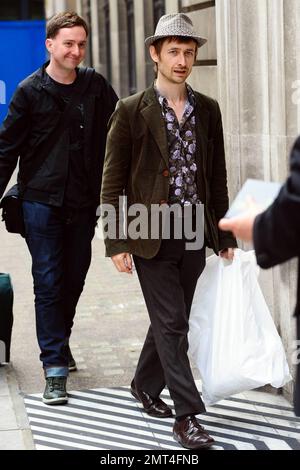 ESCLUSIVO!! Il cantante della Divina Commedia Neil Hannon arriva alla BBC radio 2 per un'apparizione pomeridiana e si ferma per firmare un autografo per un fan all'esterno. Londra, Regno Unito. 8/2/10. . Foto Stock