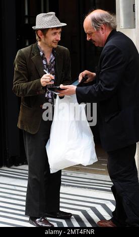 ESCLUSIVO!! Il cantante della Divina Commedia Neil Hannon arriva alla BBC radio 2 per un'apparizione pomeridiana e si ferma per firmare un autografo per un fan all'esterno. Londra, Regno Unito. 8/2/10. . Foto Stock