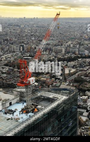 Operai edili che lavorano sul tetto di un nuovo grattacielo a Shibuya, Tokyo, Giappone. Foto Stock