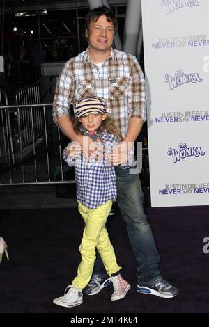 Jamie Oliver e la figlia Daisy Boo alla prima di 'Justin Bieber: Never Say Never' al Nokia Theatre, LA Live. Los Angeles, California. 2/8/11. Foto Stock