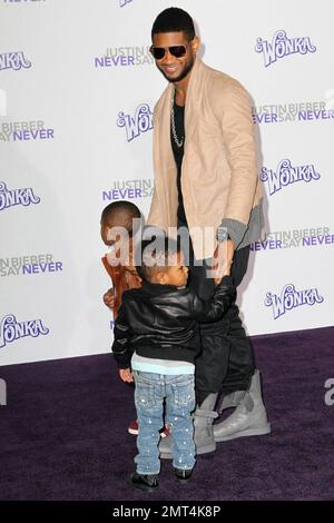 Usher (alias Usher Raymond) con i suoi due figli Usher Terry Raymond V 'Cinco', 4, e Naviyd Ely Raymond, 3, alla prima di 'Justin Bieber: Never Say Never' al Nokia Theatre, LA Live. Los Angeles, California. 2/8/11. Foto Stock