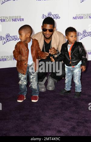 Usher (alias Usher Raymond) con i suoi due figli Usher Terry Raymond V 'Cinco', 4, e Naviyd Ely Raymond, 3, alla prima di 'Justin Bieber: Never Say Never' al Nokia Theatre, LA Live. Los Angeles, California. 2/8/11. Foto Stock