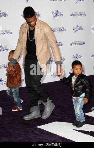 Usher (alias Usher Raymond) con i suoi due figli Usher Terry Raymond V 'Cinco', 4, e Naviyd Ely Raymond, 3, alla prima di 'Justin Bieber: Never Say Never' al Nokia Theatre, LA Live. Los Angeles, California. 2/8/11. Foto Stock