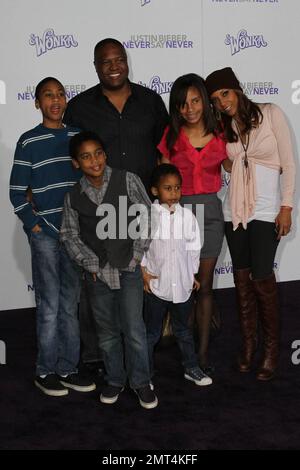 Il giocatore di calcio Rodney Peete e l'attrice moglie Holly Robinson Peete con i loro figli, la figlia Ryan e i figli Rodney Jr., Robinson e Roman alla prima di 'Justin Bieber: Never Say Never' al Nokia Theatre, LA Live. Los Angeles, California. 02/08/11. Foto Stock