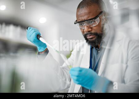 Scientist man, thinking o provette per analisi in laboratorio farmaceutico, ricerca di scienze mediche o ingegneria alimentare ogm. Lavoratore, contagocce o pipetta e biologia Foto Stock