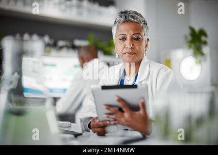 Donna, tablet o pensiero in laboratorio scientifico per la ricerca medica, innovazione o idee per l'ingegneria genetica ogm. Scienziato della pianta, lavoratore o. Foto Stock