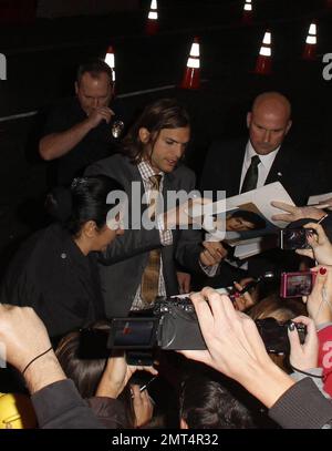 Ashton Kutcher arriva in anteprima alla vigilia di Capodanno al Grauman's Chinese Theater di Los Angeles, California. 5th dicembre 2011. Foto Stock