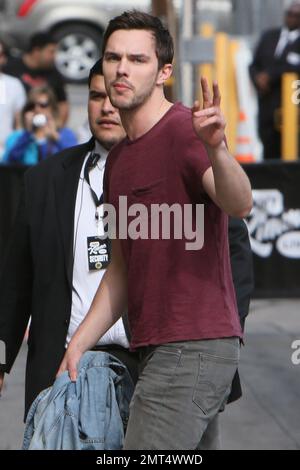 Nicholas Hoult arriva a Jimmy Kimmel Live. Los Angeles, California. 6th maggio 2015. Foto Stock