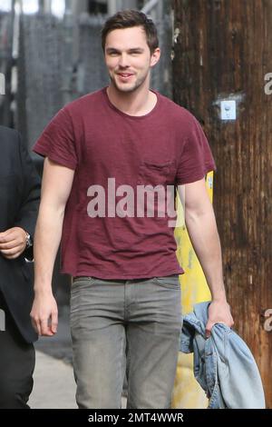 Nicholas Hoult arriva a Jimmy Kimmel Live. Los Angeles, California. 6th maggio 2015. Foto Stock