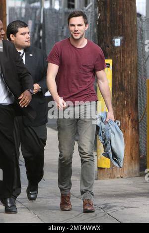 Nicholas Hoult arriva a Jimmy Kimmel Live. Los Angeles, California. 6th maggio 2015. Foto Stock