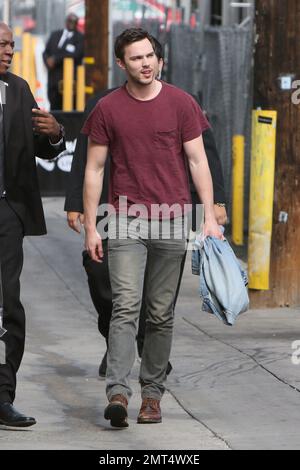 Nicholas Hoult arriva a Jimmy Kimmel Live. Los Angeles, California. 6th maggio 2015. Foto Stock