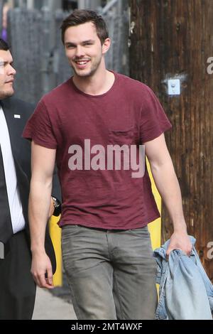 Nicholas Hoult arriva a Jimmy Kimmel Live. Los Angeles, California. 6th maggio 2015. Foto Stock