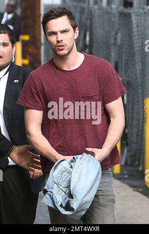 Nicholas Hoult arriva a Jimmy Kimmel Live. Los Angeles, California. 6th maggio 2015. Foto Stock