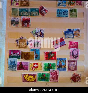 Una collezione di vecchi francobolli postali svizzeri Foto Stock