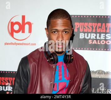 Nick Cannon, ospite di "America's Got Talent", arriva al Pussycat Dolls Burlesque Saloon al Planet Hollywood per lo spettacolo di Carmen Electra. Las Vegas, Nevada. 6/4/11. Foto Stock