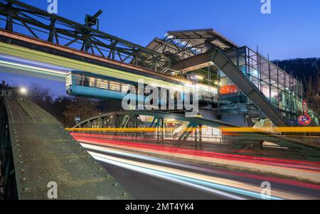 WUPPERTAL, GERMANIA - 28 GENNAIO 2023: Sentieri leggeri intorno alla stazione ferroviaria di sospensione Pestalozzi strada a Wuppertal il 28 gennaio 2023 a Bergis Foto Stock