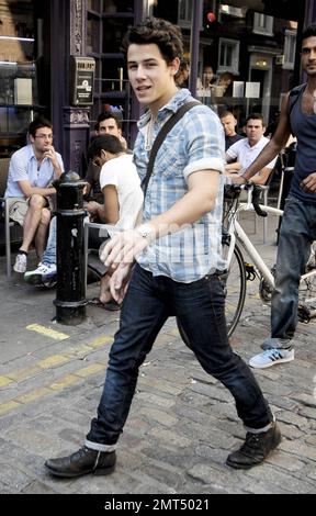 Nick Jonas, della band americana Jonas Brothers, si muove casualmente in Old Compton Street dopo aver lasciato il Queens Theatre a Soho. Nick, 17 anni, ha fatto il suo debutto teatrale nel West End la scorsa notte suonando Marius in 'Les Miserables'. Mentre sulla sua passeggiata lungo la strada acciottolata Nick è stato Unito dalla sua guardia del corpo. Londra, Regno Unito. 06/22/10. . Foto Stock