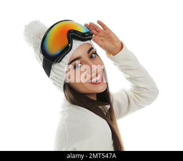 Donna che indossa giacca in pile, cappello e occhiali su sfondo bianco. Abbigliamento sportivo invernale Foto Stock