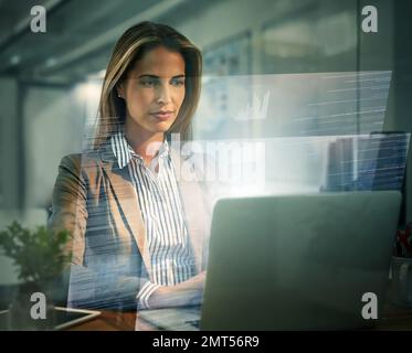 Overlay, laptop e finanza con una donna commerciale contabile che lavora su un'interfaccia ux nel suo ufficio. Computer, contabilità e mercato azionario con un Foto Stock