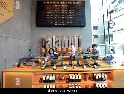 Gli splendidi interni della Starbucks Reserve si trovano a Meguro City, Tokyo, Giappone. Foto Stock