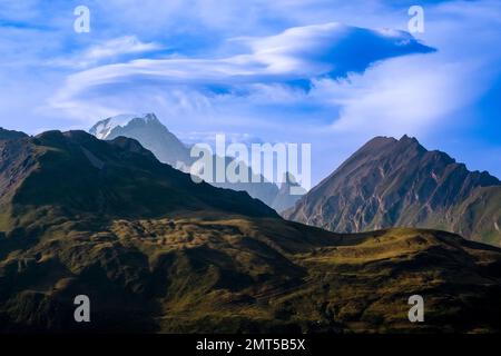 La cima del Monte Bianco, sovrastato da una nuvola a forma di uccello, visto dal Passo del piccolo San Bernardo, col du Petit Saint-Bernard, al tramonto. Foto Stock