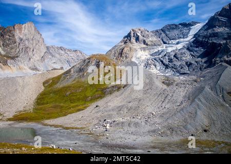 Lago lungo e Grande casse paesaggio alpino ghiacciaio in francese alpi Foto Stock