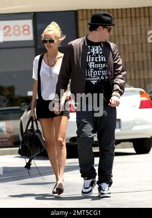 Joel Madden e Nicole Richie pranzano a Studio City, California, dopo aver fatto qualche caccia alle case nelle colline di Hollywood. Mentre camminano di nuovo alla loro automobile un poodle rosa brillante scampato vicino, interferendo la loro attenzione e inducendoli a ridere. Los Angeles, California. 5/30/08. Foto Stock